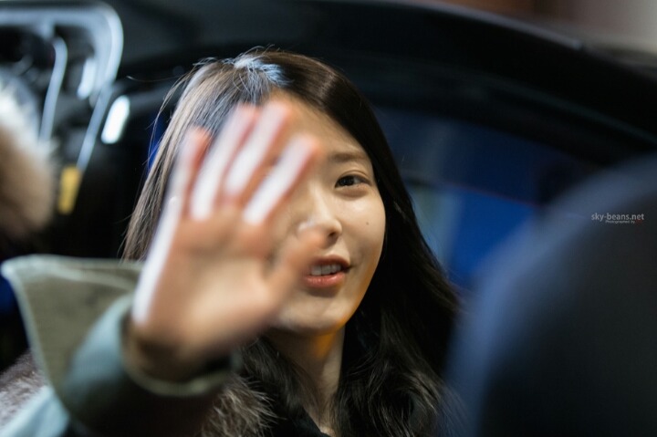 수수한 모습으로 퇴근하는 아이유.jpg | 인스티즈