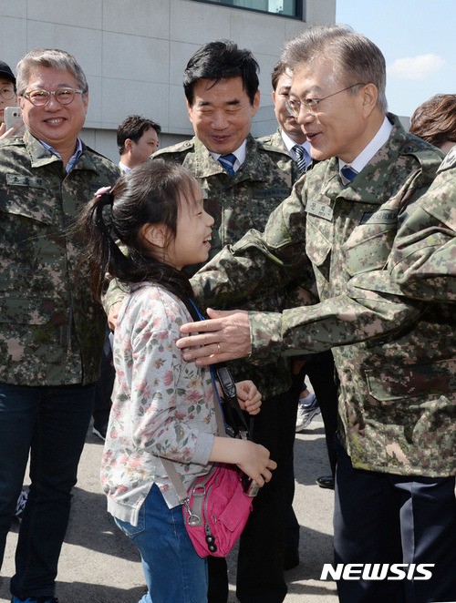 화력격멸훈련 참관하는 문재인 | 인스티즈