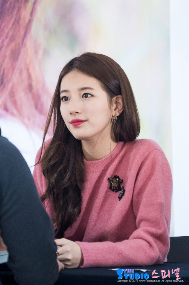 머리에 뭘 자꾸 얹어놓은 수지.jpg | 인스티즈