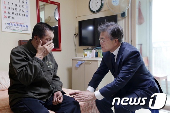 독립운동가 후손에게 절하는 문재인 전 대표 | 인스티즈