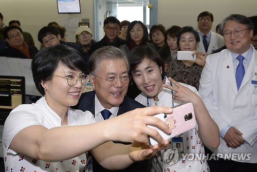 보호자없는 환자 안심병원 찾은 오늘자 문재인 .jpg | 인스티즈