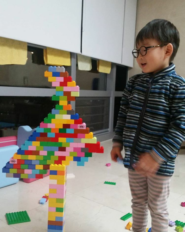 레고놀이하는 대한이 | 인스티즈