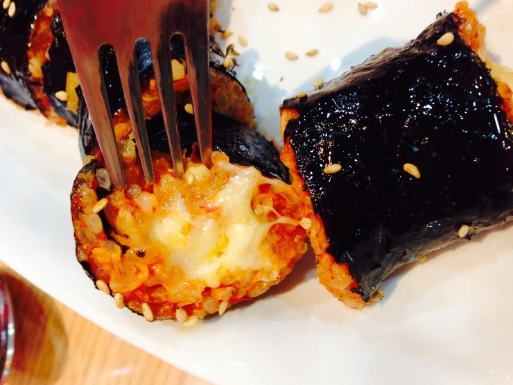 보편적인 치즈김밥에서 살짝 변형된 스타일을 가지고 있는 신전떡볶이의 치즈김밥 | 인스티즈