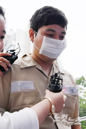 경찰에 체포되서 수갑차고 끌려가는 이희진 | 인스티즈