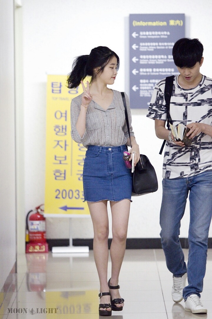 제복을 소화하는 아이유.jpg | 인스티즈