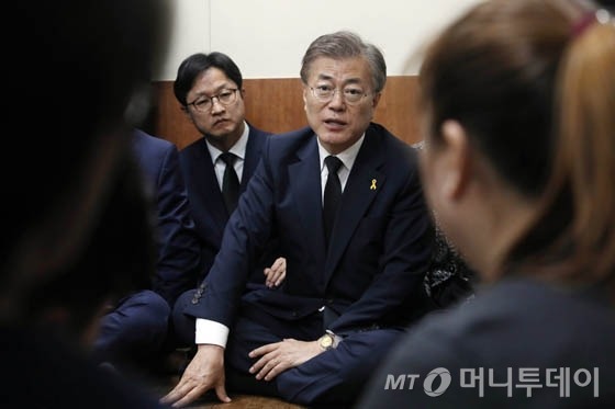 문재인 후보 삼성조선소 크레인 사고 유가족 빈소 방문 | 인스티즈