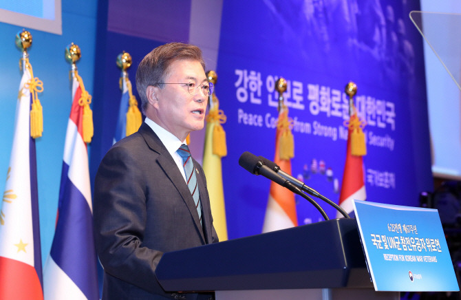 오늘자 6·25전쟁 67주년 참전유공자 위로연에 참석한 문재인 대통령 부부.jpg | 인스티즈