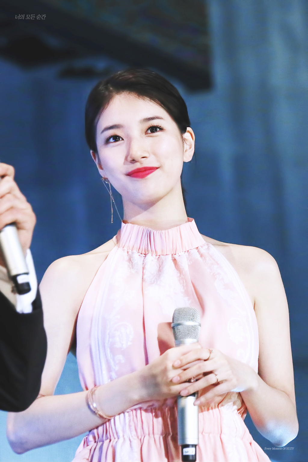 드레스 입은 백상예술대상 수지.jpg | 인스티즈