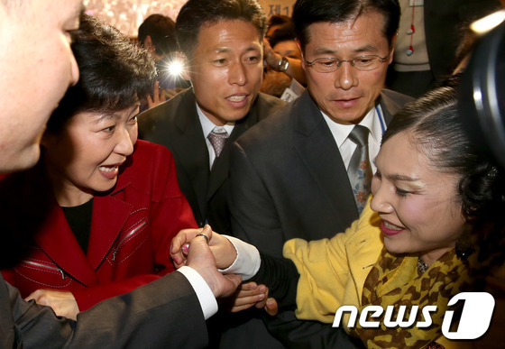 박근혜와 악수 | 인스티즈