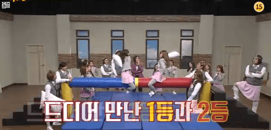 베개로 일기토를 벌이는 소미와 세정이 | 인스티즈