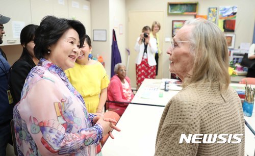 미국 워싱턴 노인복지센터에 방문한 김정숙 여사.jpg | 인스티즈