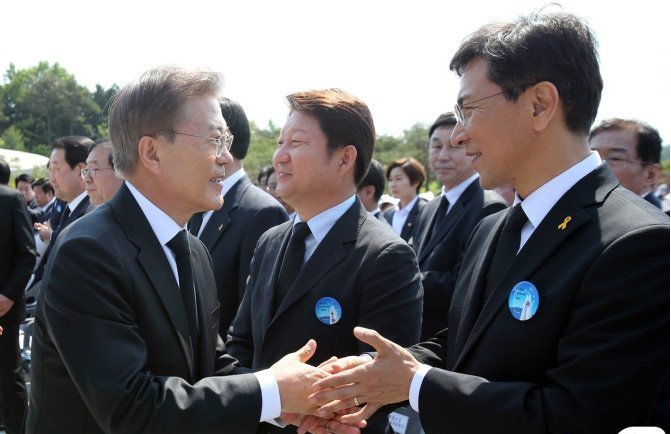 술김에 키스했다 어색하게 다시 만난 사이.jpg | 인스티즈