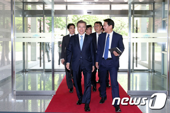 오늘자 문재인 대통령 출근길 .jpg | 인스티즈