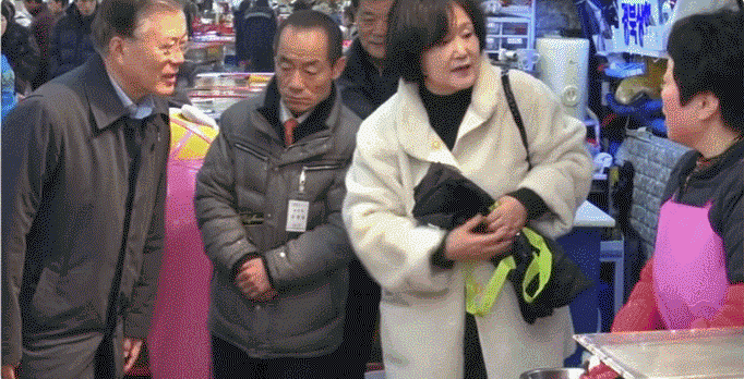 대통령 밀치고 멍게 사는 사람.gif | 인스티즈