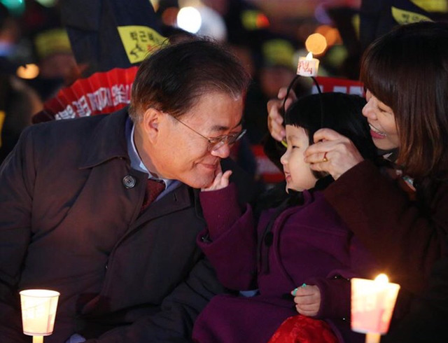 결전의 날을 하루 앞두고 지지자들이 하는 응원의 말을 리트윗하는 문재인의 심정은 어떨까 | 인스티즈