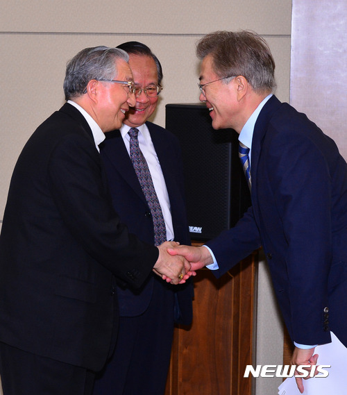 오늘자 득템 자랑하는 문재인 대통령.jpg | 인스티즈