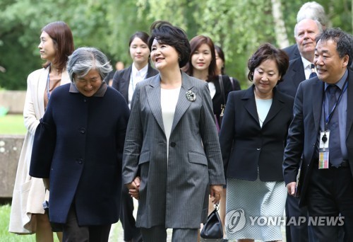 윤이상 제자들과 묘지 둘러보는 김정숙 여사 .jpg | 인스티즈