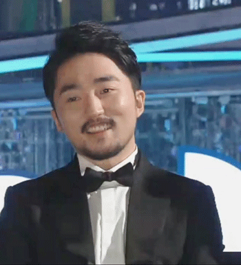 에이핑크 무대보다가 급정색하는 유병재.gif | 인스티즈
