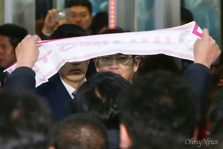 기습시위자를 바라보는 이재용 표정 | 인스티즈