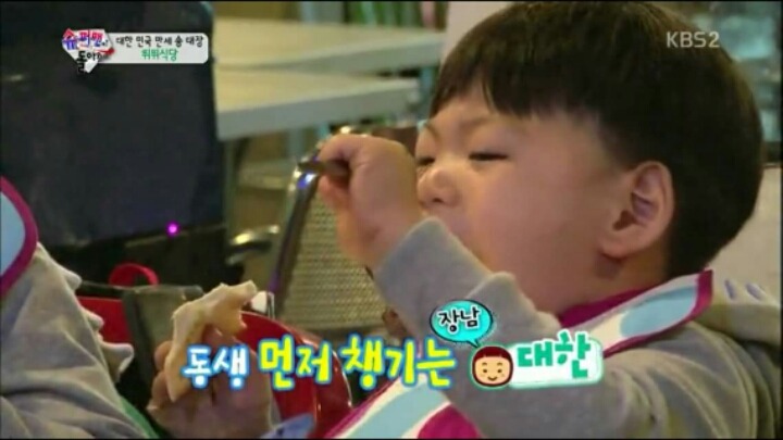 [슈퍼맨이돌아왔다] 만세에게 스테이크 양보하는 대한이.jpg | 인스티즈