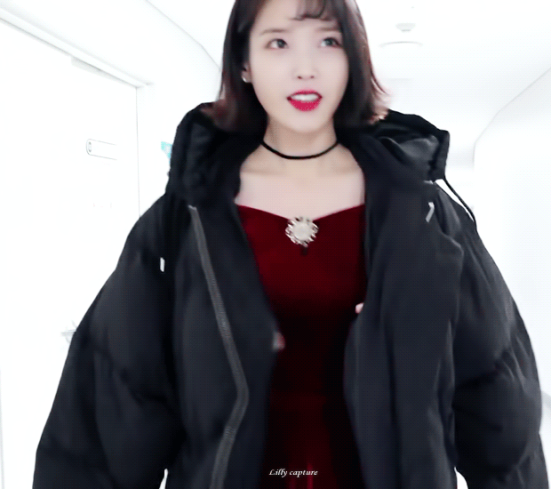 역대급 찍었다는 아이유 단발+레드 의상.jpg | 인스티즈