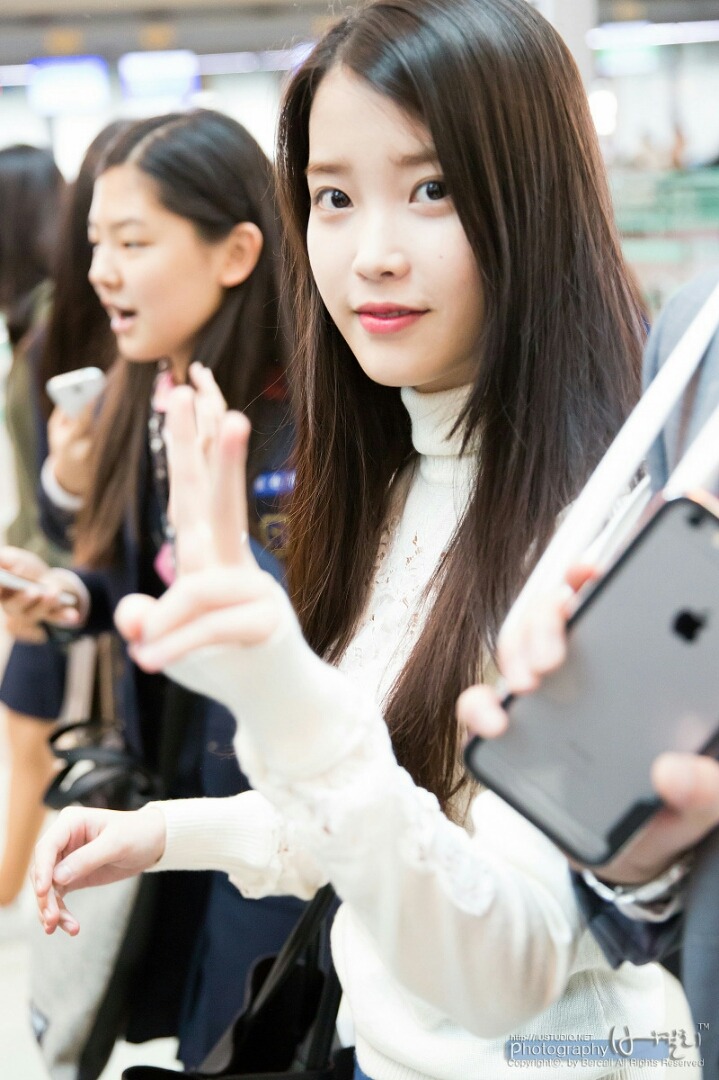[15.10.21] 오늘자 아이유 홍콩 출국.jpg | 인스티즈
