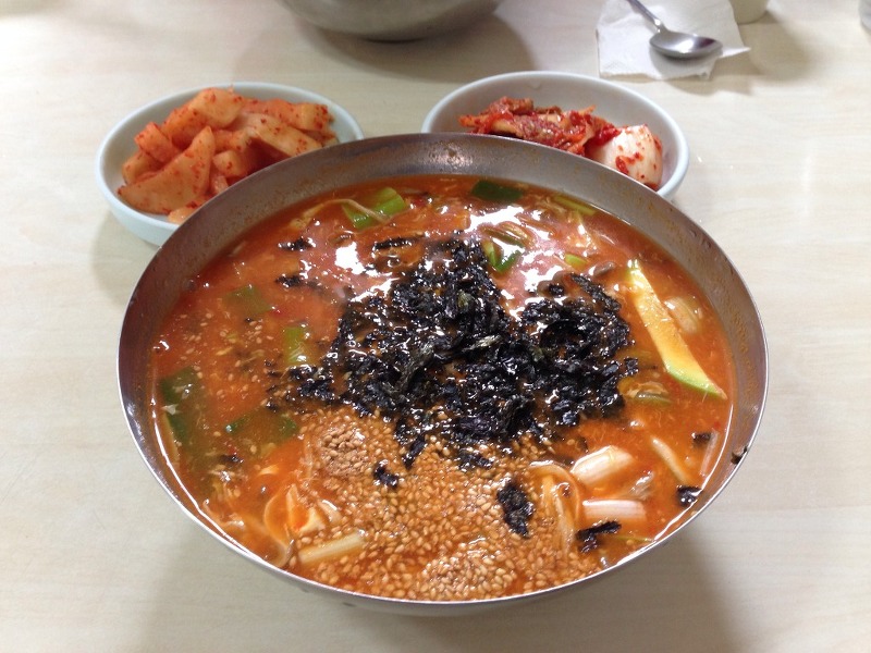 [장칼국수] 칼국수처럼 뽀얀 국물이 아닌 붉은색으로 얼큰해보이는 장칼국수 | 인스티즈