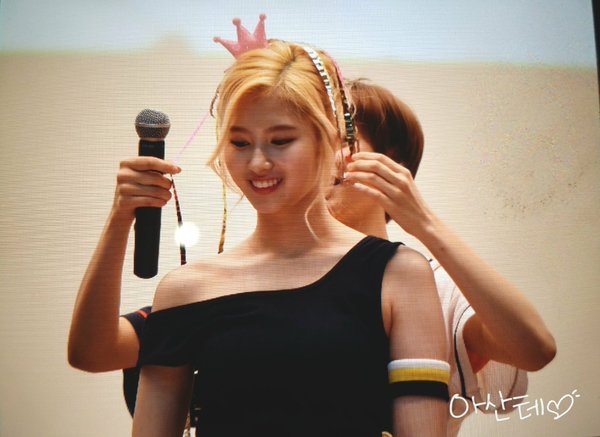 오늘자 미나토자키 사나 안추워요?.jpg | 인스티즈