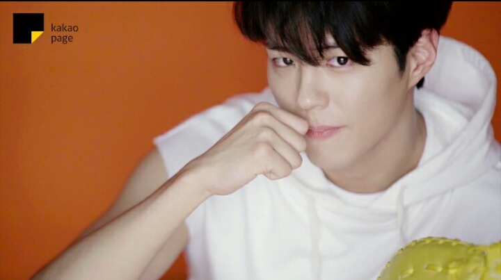 자기가 찍은 광고 사진 가져가는 박보검.gif | 인스티즈