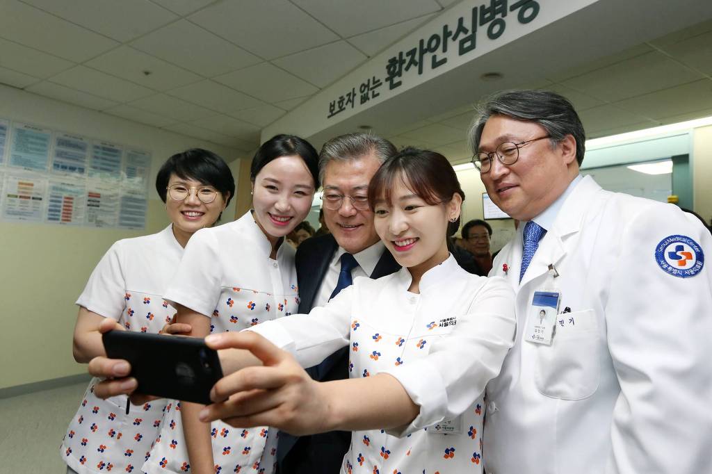 보호자없는 환자 안심병원 찾은 오늘자 문재인 .jpg | 인스티즈