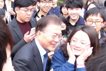 ㅋㅋㅋㅋ공공재가 된 자신을 받아들인 문재인.gif | 인스티즈