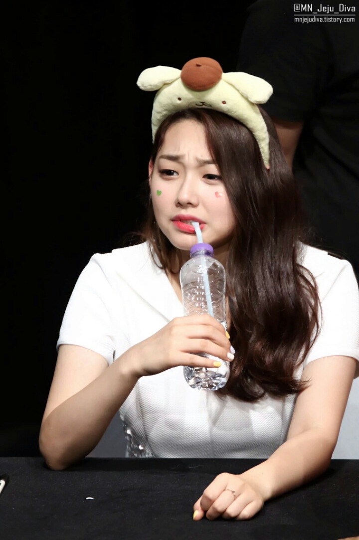 항상 뭔갈 입에 물고있는 미나ㅋㅋ | 인스티즈