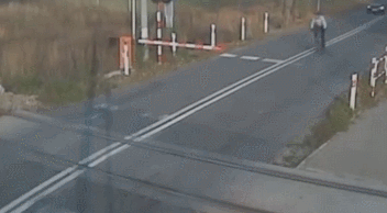 철도길 차단기 무시한댓가.GIF | 인스티즈