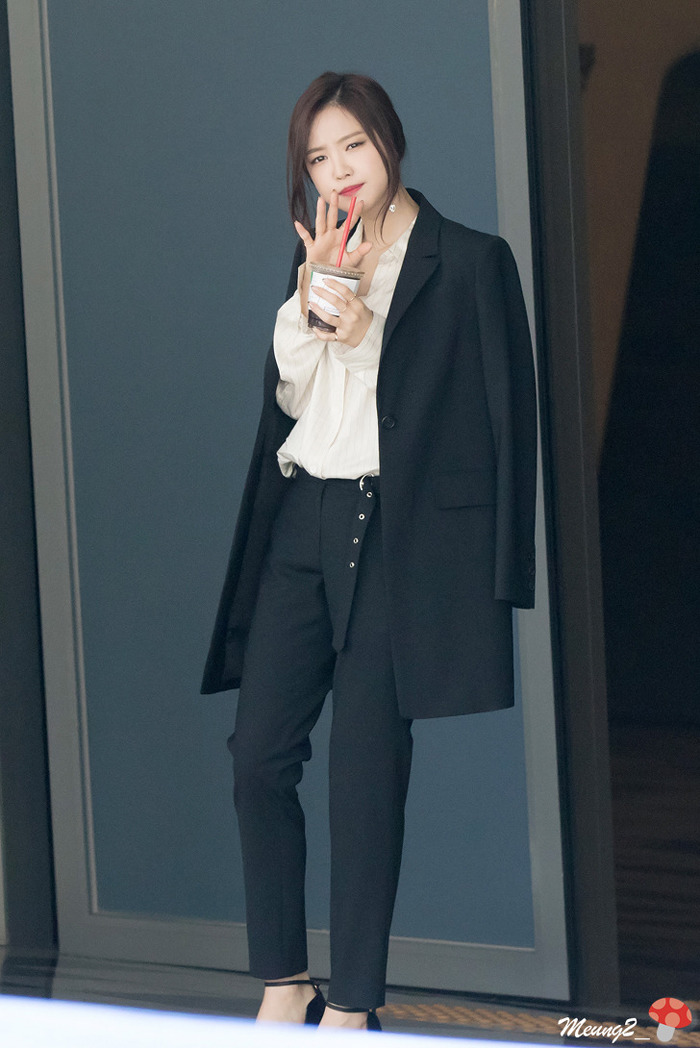 [에이핑크] 바지정장 입은 손나은.jpg | 인스티즈