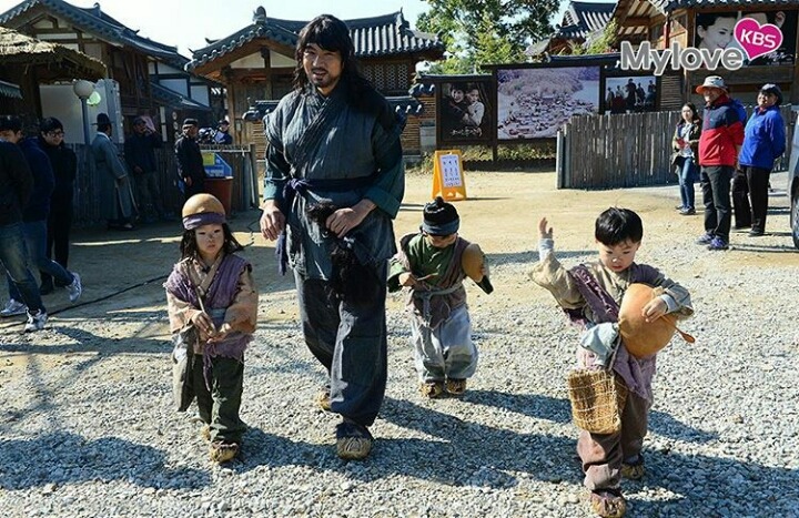 kbs 사극 장영실에 삼둥이 꼬마 거지로 특별출연함(현장사진 만세눈물연기) jpg | 인스티즈