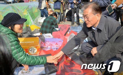 오늘자 광화문 방문한 문재인 | 인스티즈