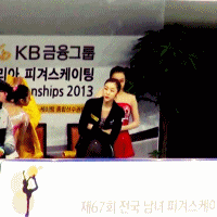 시상식에서 후배들 고나리하는 김연아.gif | 인스티즈