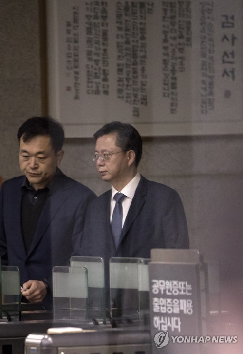 검찰 조사 받고 귀가하는 우병우 | 인스티즈