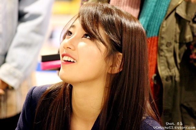 사인회에서 아이컨택 해주는 수지.gif | 인스티즈