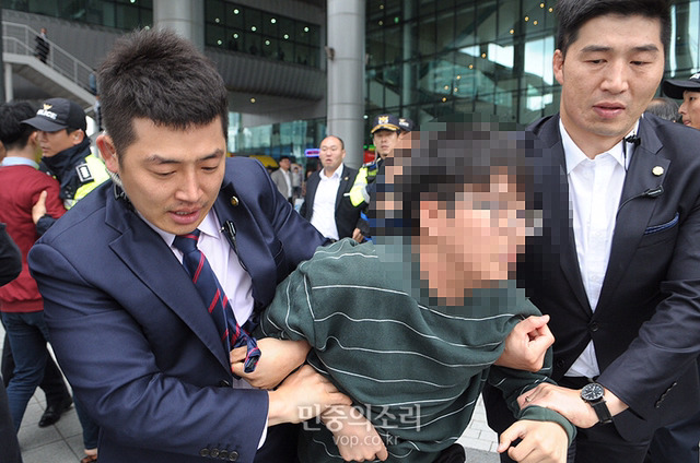 박근혜 대통령이 계란을 맞는다면? (민주주의는 퇴보하고 있다) | 인스티즈