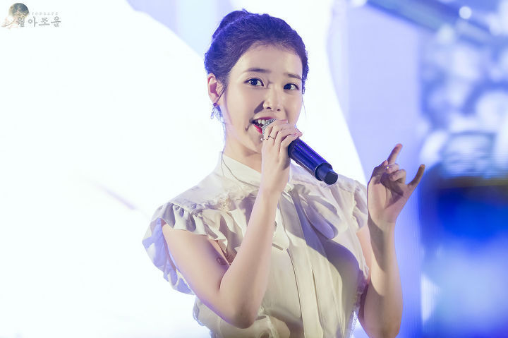 여전히 귀여운 똥머리 아이유.jpg | 인스티즈