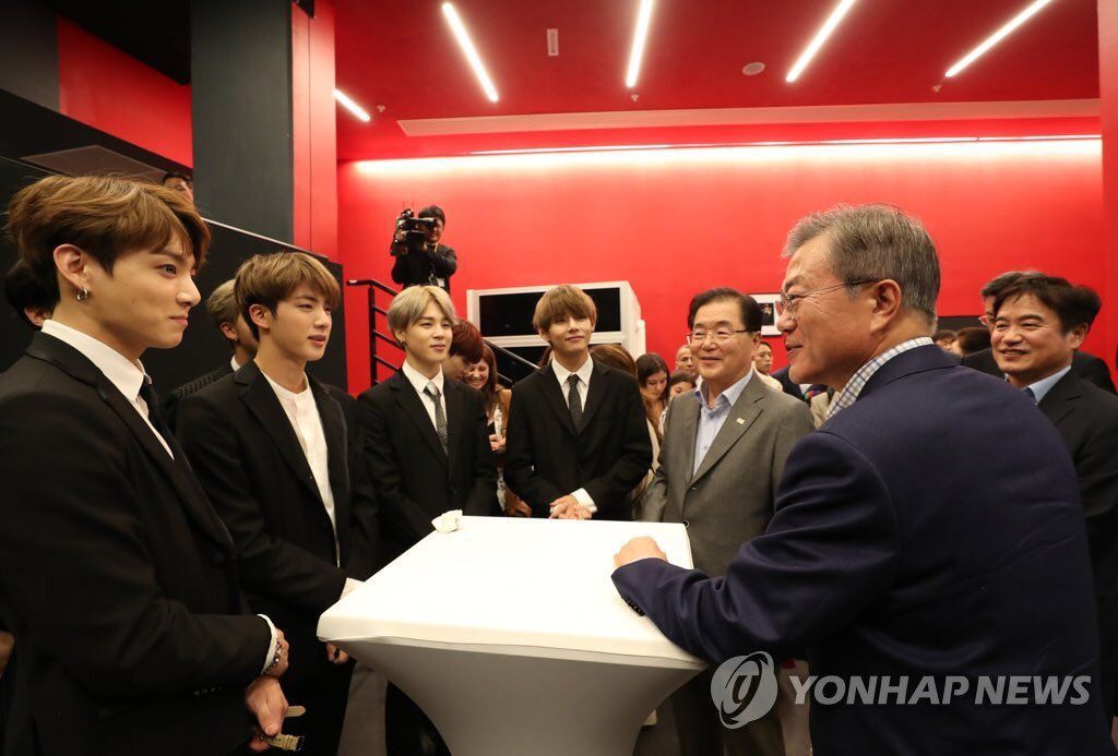 가슴팍에서 싸인펜 꺼내서 문재인 대통령님 싸인받는 방탄소년단 진 ㅋㅋㅋㅋㅋㅋ | 인스티즈