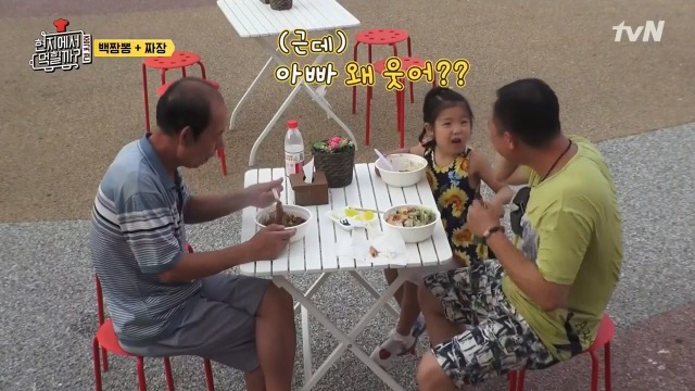 [현지에서먹힐까?] 보는 사람도 흐뭇하게 만드는 아빠와 딸 | 인스티즈