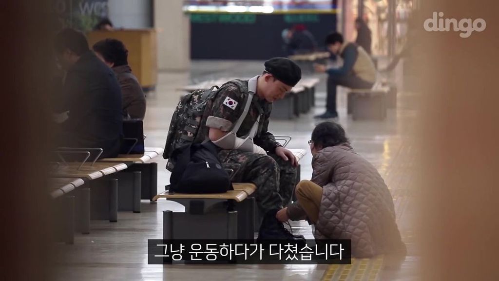 팔을 다친 군인이 신발 끈을 묶어달라고 부탁 한다면?...JPG | 인스티즈