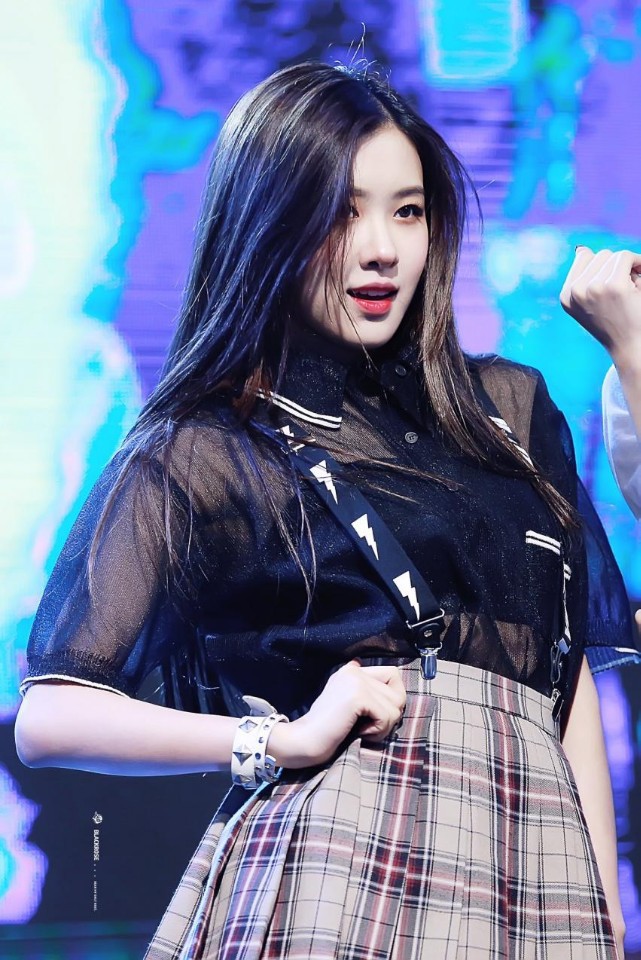 로제 흑발 처음 하고 나타났을때.jpgif | 인스티즈