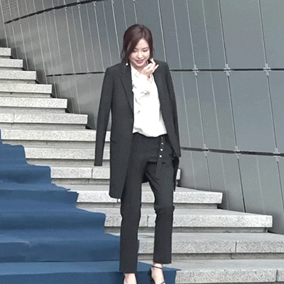 [에이핑크] 다시봐도 수트핏 정말 좋은 손나은.jpg.gif | 인스티즈