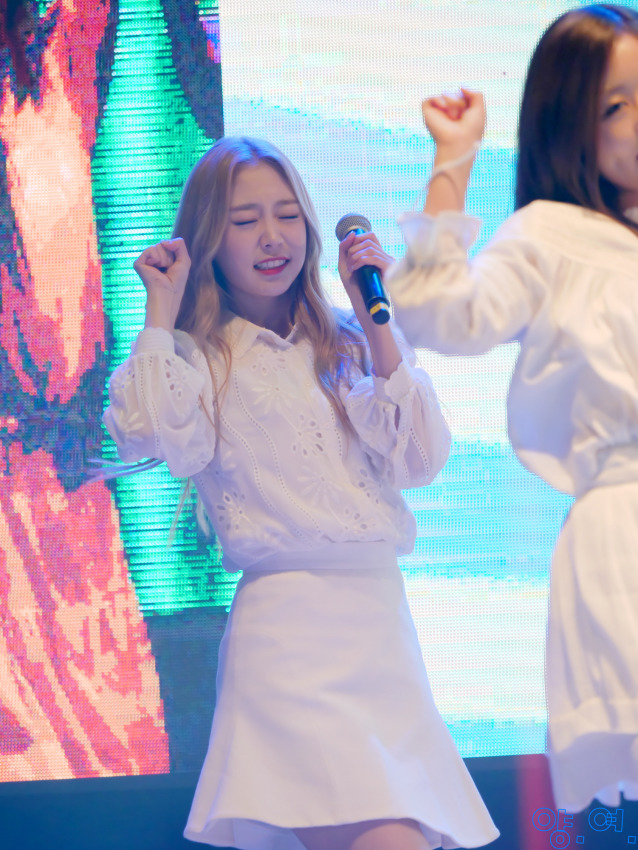 [러블리즈] 같이 여행가기로 한 형에게 일이 생겨서 여행이 취소되서 지수 | 인스티즈