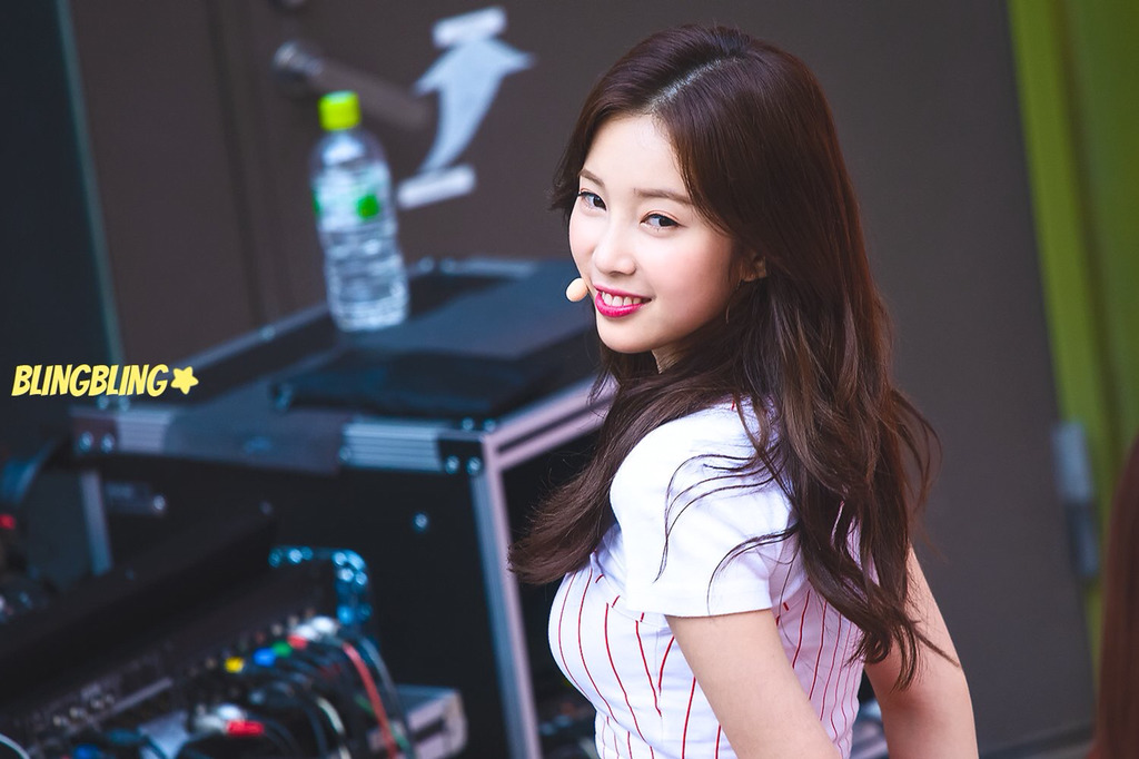 [에이프릴] 일 하다가 잠깐 쉬는 시간이 되서 채경이 | 인스티즈