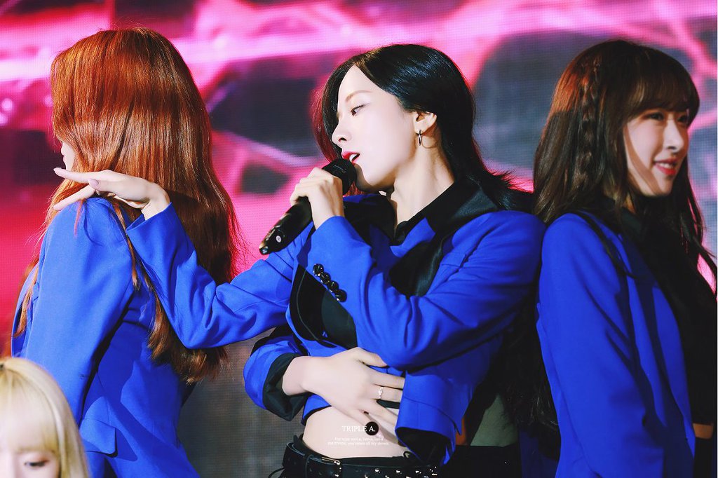 어깨노출하는 우주소녀 보나 ㄷㄷㄷ.gif | 인스티즈