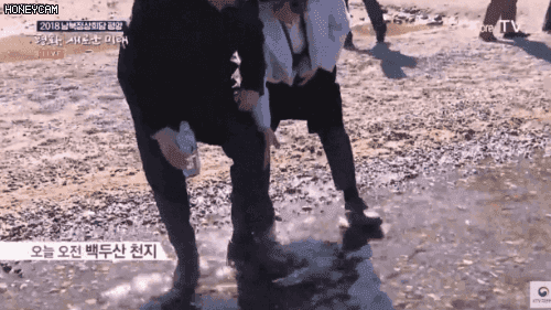 백두산 물 담는 이니&amp;쑤기.gif | 인스티즈